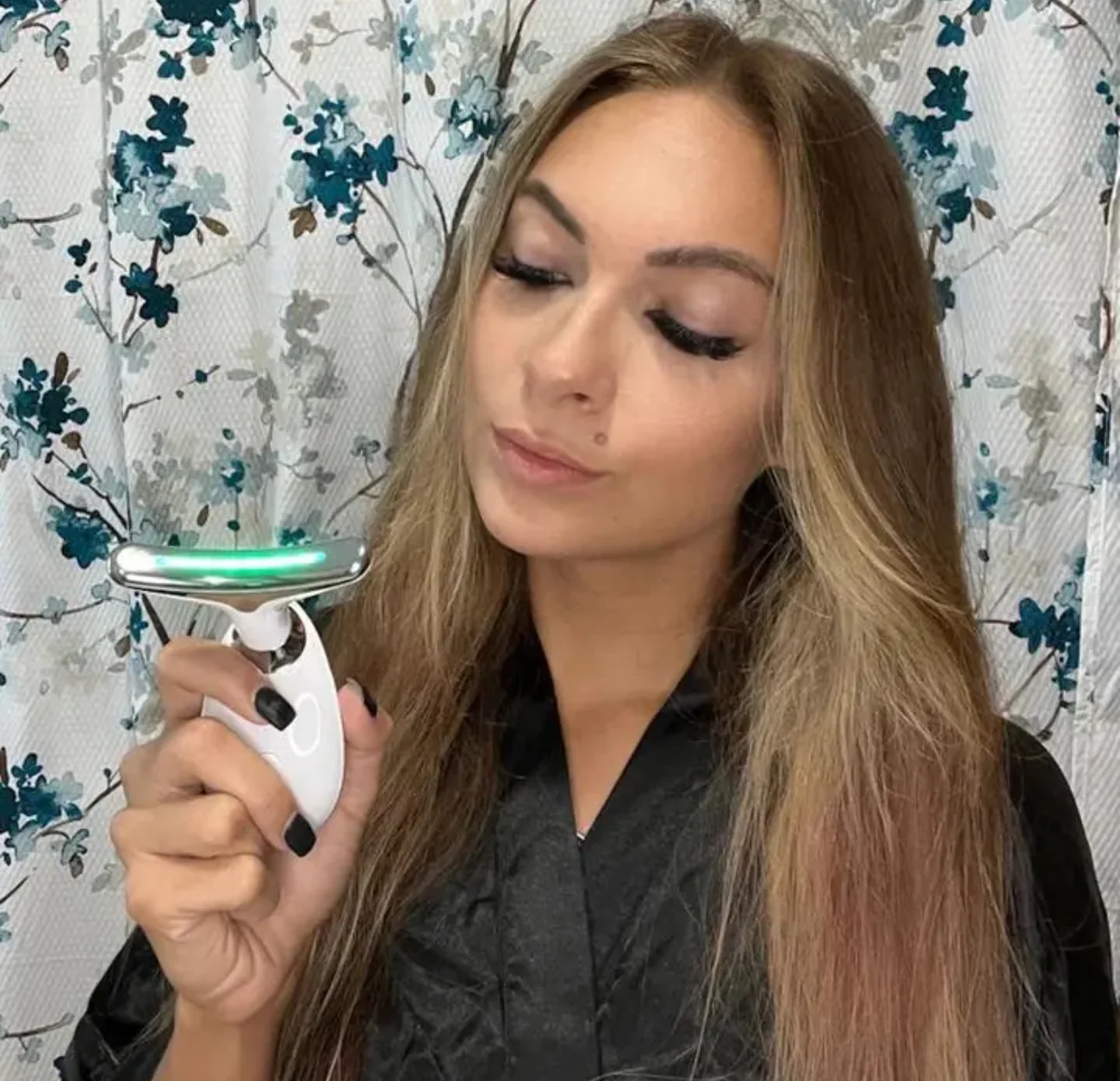 Dispositif Beauté LED Cou & Décolleté — Anti-Rides, Raffermissant | Rechargeable